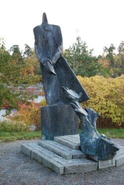 Пам'ятник Раулю Валленберґу в його рідному містечку в Швеції
