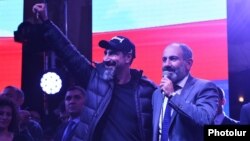 Серж Танкян і Нікол Пашинян на мітингу в Єревані, Вірменія, 7 травня 2018 року