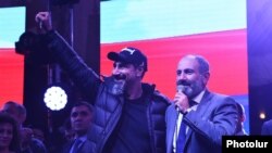 Серж Танкян і Нікол Пашинян на мітингу в Єревані, Вірменія, 7 травня 2018 року