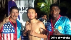Казахский боксер Канат Ислам (в центре).