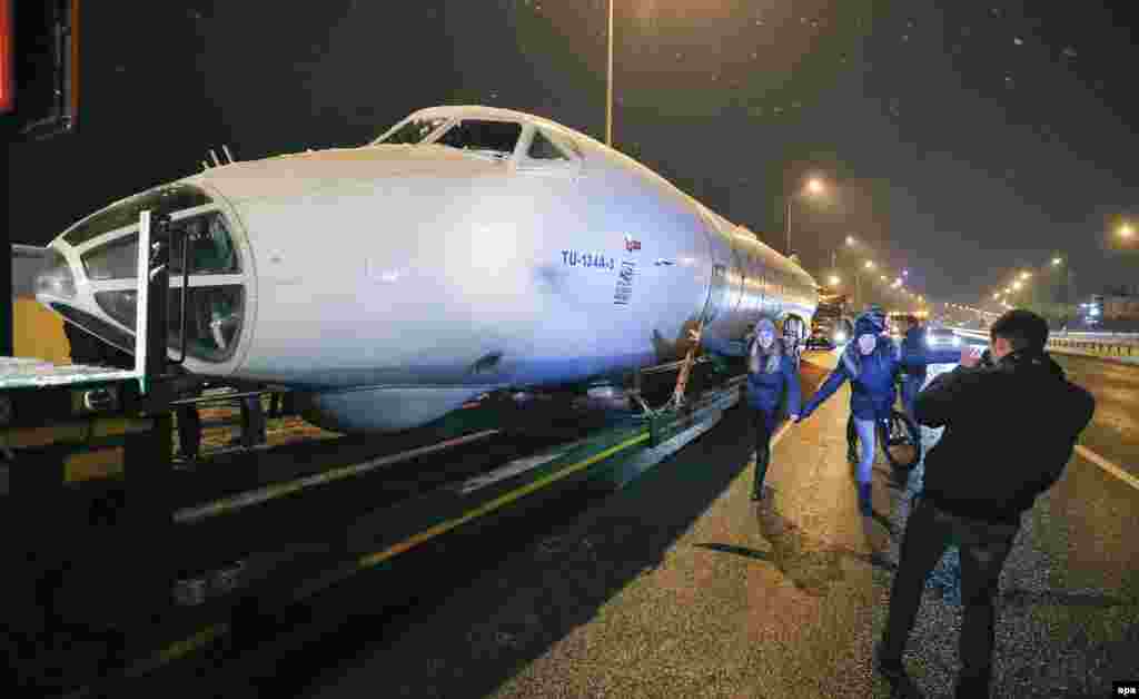 &laquo;З ангару до музею&raquo;. Президентський літак ТУ-134 А-3 перевозили нічним Києвом до авіаційного музею у Жулянах, 30 листопада 2014 року