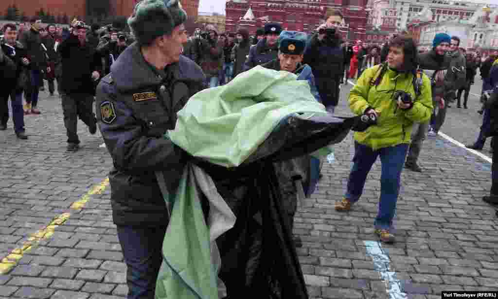 Зеленая палатка на Красной площади простояла несколько минут. Чирикову задержали.