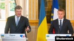 Президент України Петро Порошенко (ліворуч) і президент Франції Еммануель Макрон. Париж, 26 червня 2017 року