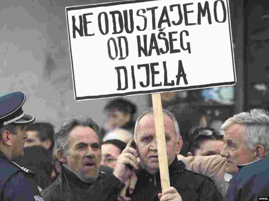 Crna Gora - Protesti radnika - U Podgorici su radnici svojim protestom ispred zgrade Vlade pokazali da ekonomska kriza nije daleko od Crne Gore. 