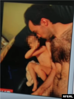 Селфи Йоанна Барберо и его дочери, которое было признано порнографическим
