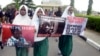 Нігерыйскія жанчыны з плякатамі #BringBackOurGirls (Вярніце нашых дзяўчынак)