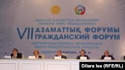 Оңтүстік Қазақстан облысы үкіметтік емес ұйымдарының облыстық жетінші азаматтық форумына қатысуушылар. Шымкент, 11 қараша 2016 жыл.