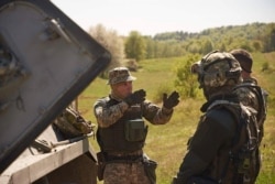 Підполковник Максим Миргородський (зліва) під час навчань, травень 2018 року