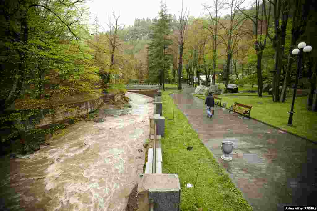 Borjomi sularının qaynadığı "Borjomi-Karagauli Milli Parkı".