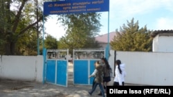 Школа в селе Казыгурт, в которой работал Марат Мауленов, уехавший, как говорят некоторые односельчане, в Сирию. Южно-Казахстанская область, 21 октября 2015 года.