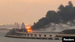 Пожежа на Керченському мосту на світанку 8 жовтня 2022 року