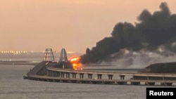 Дым от пожара после взрыва на Керченском мосту, Крым, 8 октября 2022 года