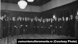 30 decembrie 1970. Ceaușescu voia să fie cântat și în 1989 ca „omul care a adus Pomul de Crăciun”, de aceea a alocat o groază de bani pentru sărbători. În fotografie, primește felicitările corpului diplomatic acreditat la București. Sursa: comunismulinromania.ro (MNIR)