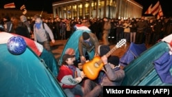 Пратэставы лягер на Кастрычніцкай плошчы ў Менску. 20 сакавіка 2006 