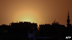 На фото, зробленому з контрольованої повстанцями Думи, видно світло вогню від вибуху біля аеропорту Дамаска, Сирія, 27 квітня 2017 року 