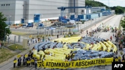 В Германии противники атомной энергетики (на фото - одна из их акций) добились своего: в 2011 году принято решение, что все 17 АЭС страны полностью прекратят свою работу к 2022 году.