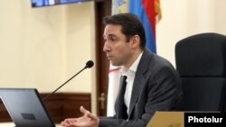 Երևանի քաղաքապետ Հայկ Մարությանը վարում է ավագանու նիստը, արխիվ