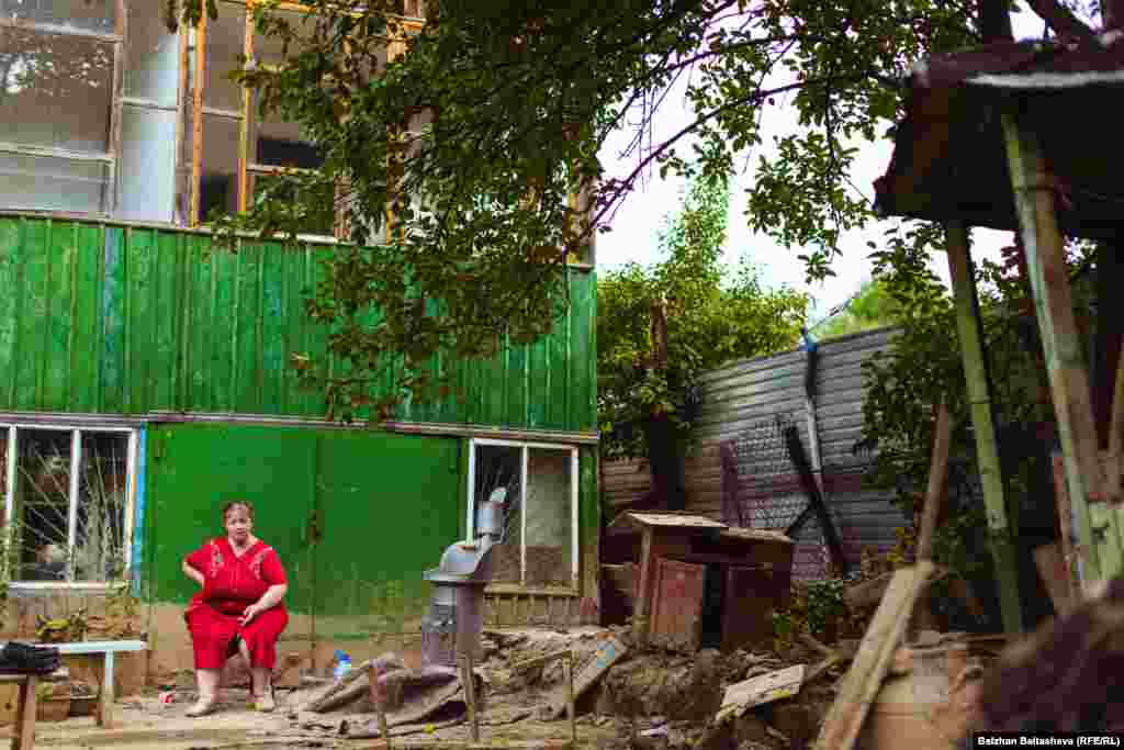 Любовь Александровна живет одна. Ее дом очень сильно пострадал от селя. Помочь ей, кроме волонтеров, некому.&nbsp;