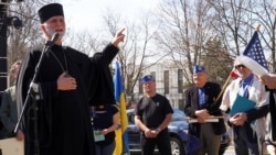 Митрополит Філадельфійський УГКЦ Борис Ґудзяк на акції з вимогою до Росії припинити війну проти України. Вашингтон, 16 березня 2022 року