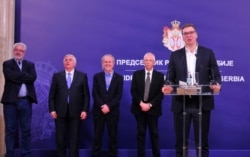 Predsednik Srbije Aleksandar Vučić u Beogradu s novinarima razgovara o borbi protiv korona virusa