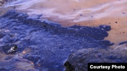 Нефть в реке, иллюстративное фото