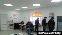 Полиция обыскивает штаб Навального в Казани. Россия, 7 июля 2017 года