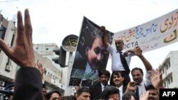 شادی وکلای پاکستانی از اعلام خبر استعفای رییس جمهوری پاکستان. (AFP)