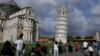Туристы фотографируются на фоне Пизанской башни