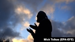 Një besimtar duke u lutur pranë xhamisë Al-Noor në Zelandë të Re
