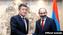 Встреча премьер-министра Армении Никола Пашиняна (справа) с президентом Кыргызстана Сооронбаем Жээнбековым, Сочи, 14 мая 2018 г.