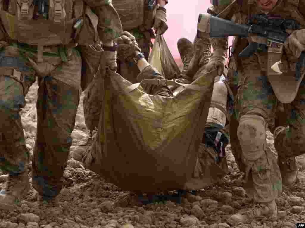 Afganistan - Američki vojnici nose ranjenika, provincija Helmand, 10.11.2011. Foto: AFP /Behrouz Mehri