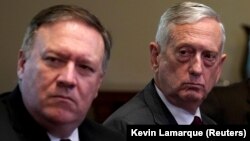 ABŞ dövlət katibi Mike Pompeo (solda) və müdafiə naziri James Mattis Yəməndə döyüşlərin dayandırılmasına çağırıblar