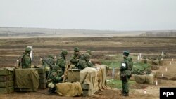 Пророссийские сепаратисты участвуют в учениях близ Луганска в Украине. 3 февраля 2016 года. 