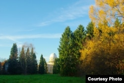 Вид на корпус Пулковской обсерватории осенью