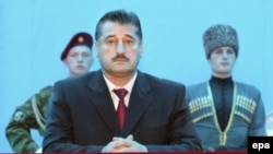 Поддержанный Кремлем президент Чечни Алу Алханов, 5 октября 2004 года