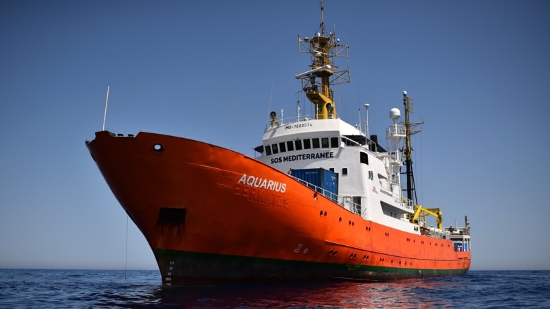 Шпанија ќе го прифати бродот со 600 мигранти кои го одби Италија и Малта