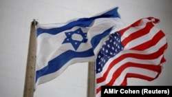 بیرق های ایالات متحده و اسرائیل در صحن سفارت امریکا در تل ابیب