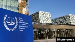 Зображення емблеми Міжнародного кримінального суду (МКС) біля входу в будівлю суду. Гаага, Нідерланди