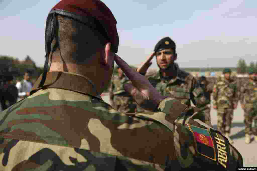 Ауғанстан ұлттық армиясының сарбазы Кабулдағы шара кезінде командиріне сәлем беріп тұр.