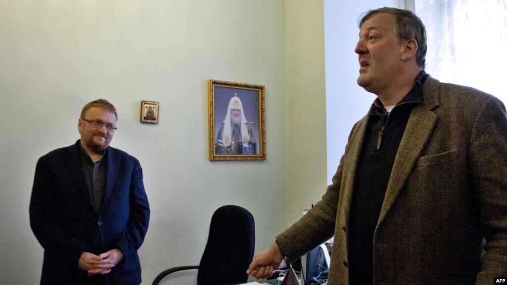 Символы "двух Европ": британский актер и либеральный общественный активист Стивен Фрай (справа) встречается с депутатом Госдумы РФ Виталием Милоновым 