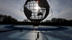 Ребенок, играющий в безлюдном парке в районе Квинс во время пандемии. Нью-Йорк, 25 апреля 2020 года.