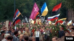 Траурная процессия в столице СССР, на которой развеваются, в числе прочих, и украинские флаги, в память о погибших в дни августовского путча. Москва, 24 августа 1991 года