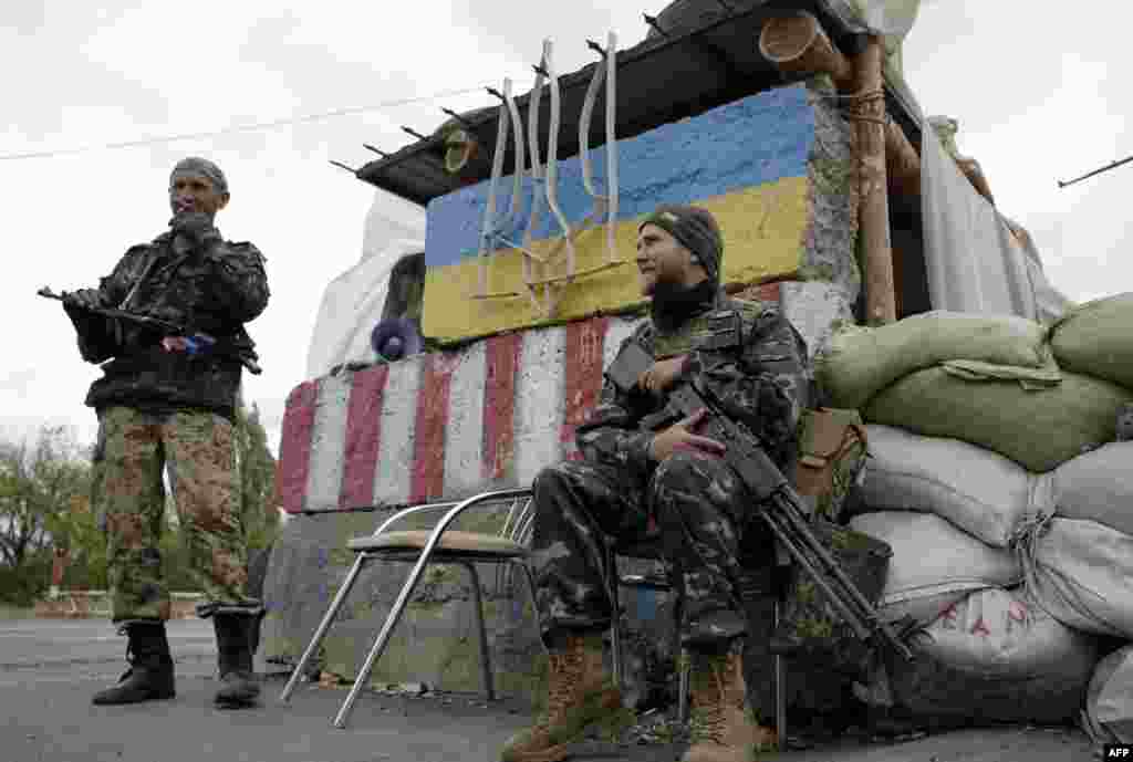 Українські військовослужбовці на КПП перед Дебальцево у Донецькій області, 23 вересня 2014 року 