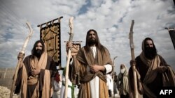 İranda Kərbala ziyarətinə gedən müsəlmanlardan biri İsa peyğəmbərin qiyafəsini geyinib.