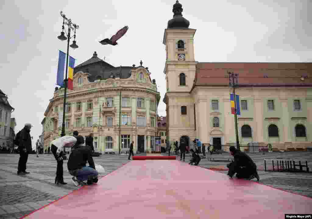 ГРЦИЈА - Европски тепих за Северна Македонија и Албанија поставува германскиот Парламент, Германија: Зелено светло од Парламентот за пристапни преговори на Северна Македонија и Албанија, Германско да за Скопје и Тирана..., се дел од насловите во онлајн изданијата на грчките медиуми за гласањето во Будестагот за отпочнување пристапни преговори со ЕУ за Северна Македонија и Албанија.
