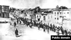 Jermeni marširaju pod pratnjom naoružanih turskih vojnika u blizini zatvora u Mezirehu, Jermenija, Otomanska imperija, 1915. godine