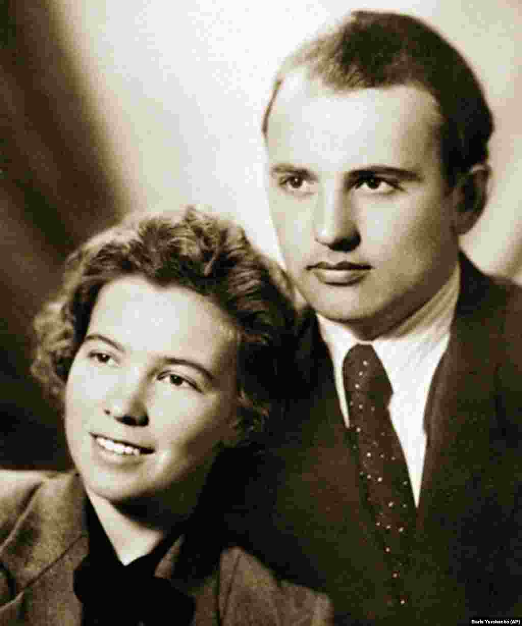 Портрет Раисы Горбачевой и Михаила Горбачева, они поженились в сентябре 1953 года. Раиса Горбачева скончалась от лейкемии в 1999 году