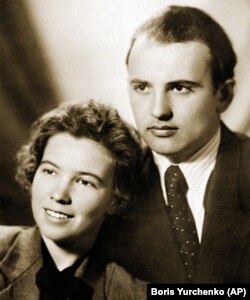 گورباچف جوان در کنار همسرش در اوائل دهه ۱۹۵۰