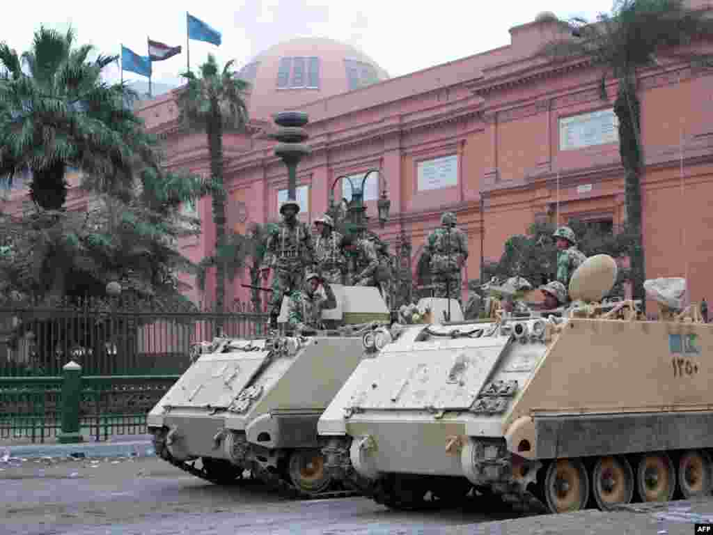 نیروهای ارتش مستقر در اطراف ساختمان موزه ملی در میدان تحریر قاهره 