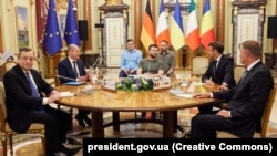 Fostul premier Mario Draghi, cancelarul german Olaf Scholz, președintele ucrainean Volodimir Zelensk, președintele francez Emmanuel Macron și președintele român Klaus Iohannis, în timpul vizitei de la Kiev, din data de 16 iunie 2022.